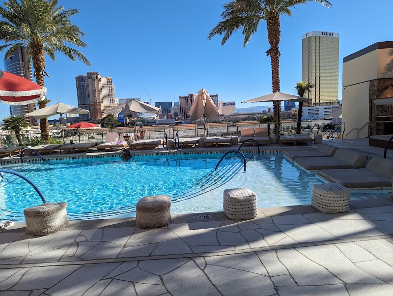 AquaTheater Pool Club